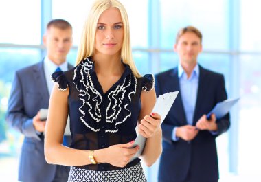 İş kadını ofiste ön planda duran