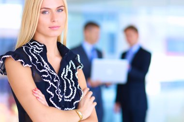 İş kadını ofiste ön planda duran