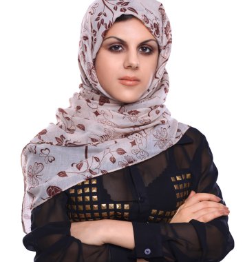 Kırmızı bir başörtüsü giyen genç Asyalı kadın portre