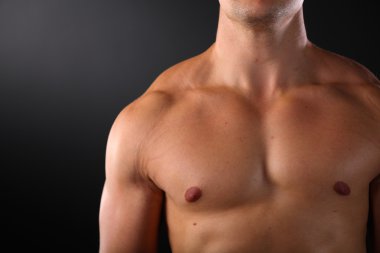 sağlıklı, kaslı, genç adam. siyah arka plan üzerine izole