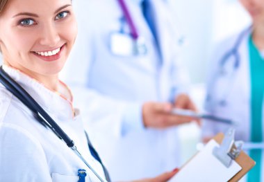 Tıp grubunun önünde çekici bir kadın doktor.