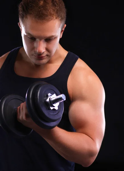 Schöner muskulöser Mann, der mit Hanteln trainiert — Stockfoto