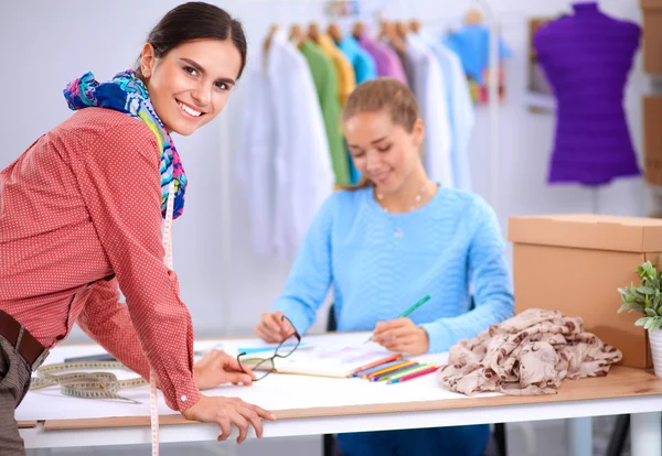 Junge Modedesignerin arbeitet im Atelier. — Stockfoto