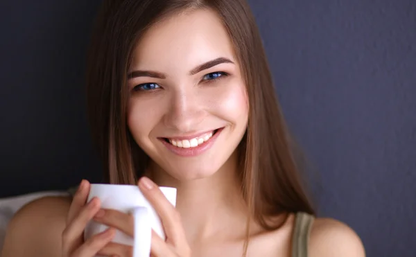 Mooie vrouw zittend op de vloer en drinken — Stockfoto