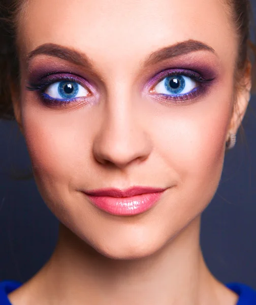 Studio foto di una bella giovane donna che indossa trucco professionale — Foto Stock