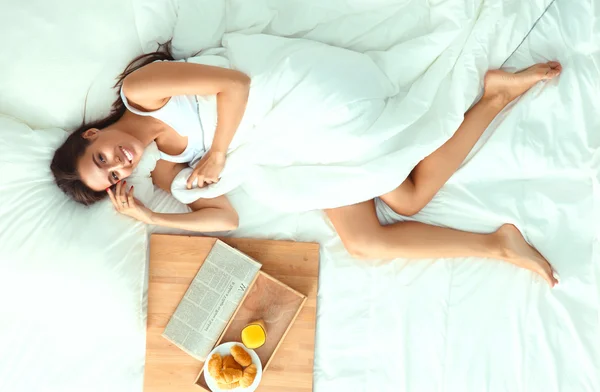 Junge schöne Frau liegt im Bett — Stockfoto