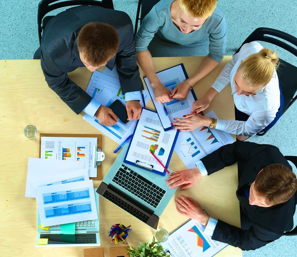 İş adamları iş toplantısında, ofiste oturup tartışıyorlar.