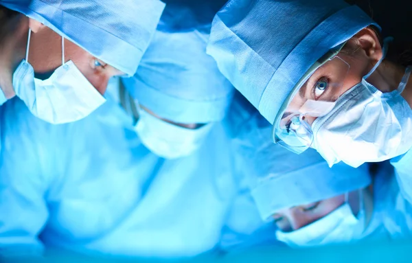 Equipe de cirurgia jovem na sala de cirurgia — Fotografia de Stock