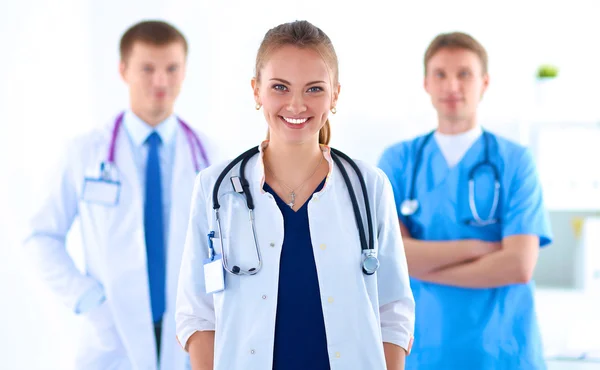 Médica atraente na frente do grupo médico — Fotografia de Stock