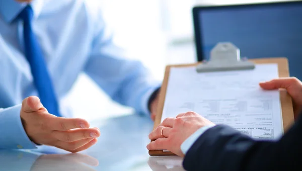 Geschäftsleute sitzen auf dem Schreibtisch im Büro — Stockfoto