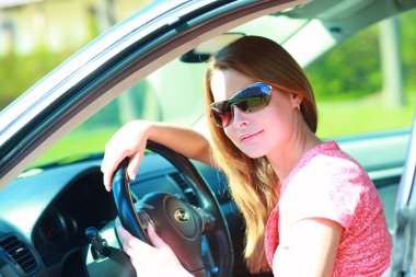 güzel bir genç kadın arabada