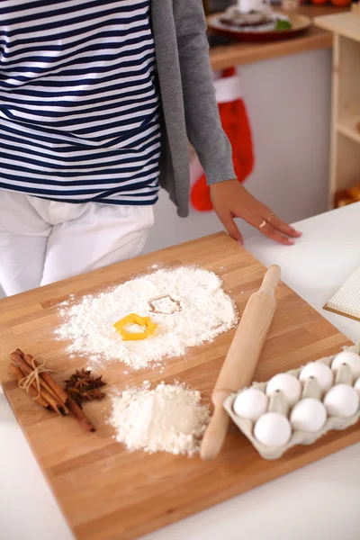 Frau backt Weihnachtskekse in der Küche — Stockfoto