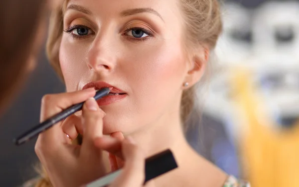 Artista haciendo maquillaje profesional de la mujer —  Fotos de Stock