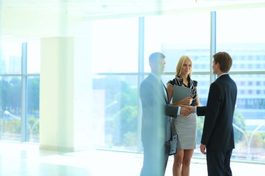 İş adamları toplantıdan sonra el sıkışıyor