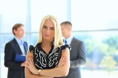 İş kadını ofiste ön planda duran