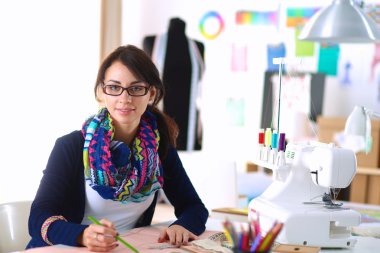 Giysi tasarımcısı kağıt üzerinde kıyafet deseni tasarlıyor