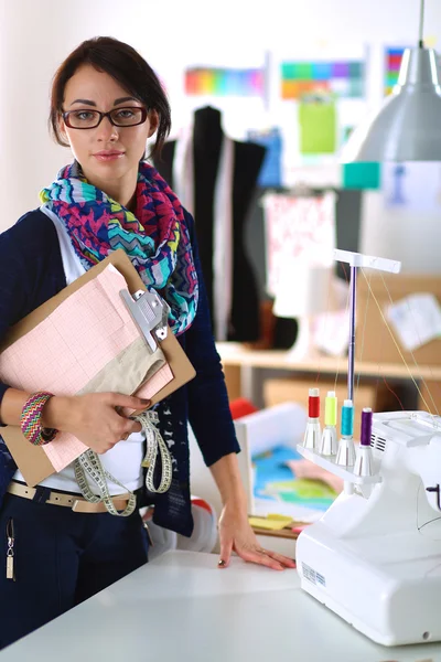 Mooie mode-ontwerper staat in studio — Stockfoto