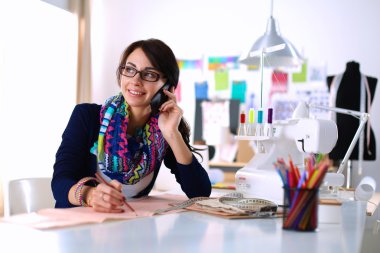 Giysi tasarımcısı kağıt üzerinde kıyafet deseni tasarlıyor