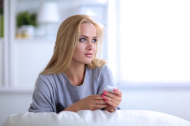 Oturma odasında kanepede mesaj gönderme yalan güzel kadın