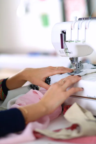 Jeune femme couture assis à son lieu de travail — Photo