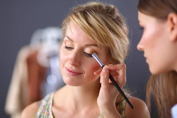 Künstlerin macht professionelles Make-up für Frauen — Stockfoto