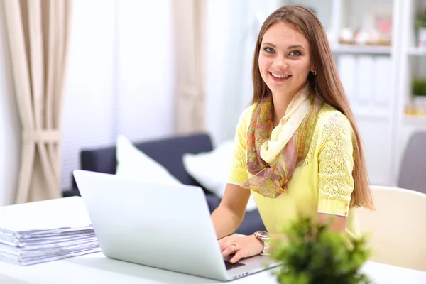 Mujer con documentos sentada en el escritorio — Foto de Stock