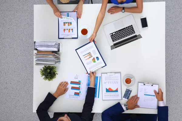 Gente de negocios sentada y discutiendo en la reunión de negocios, en la oficina — Foto de Stock