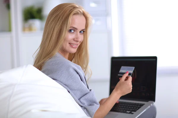 Mulher com documentos sentados na mesa — Fotografia de Stock