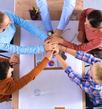 İş adamları iş toplantısında, ofiste oturup tartışıyorlar.