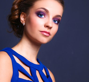 Güzel bir genç kadın profesyonel makyaj stüdyo çekim