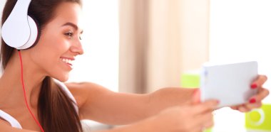 Genç güzel kadın yatakta müzik