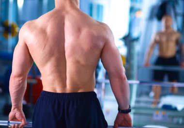 spor salonunda barbell ile vücut geliştirmeci