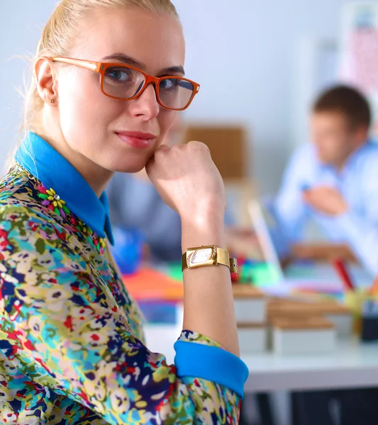 Joven y atractiva diseñadora de moda femenina trabajando en el escritorio —  Fotos de Stock