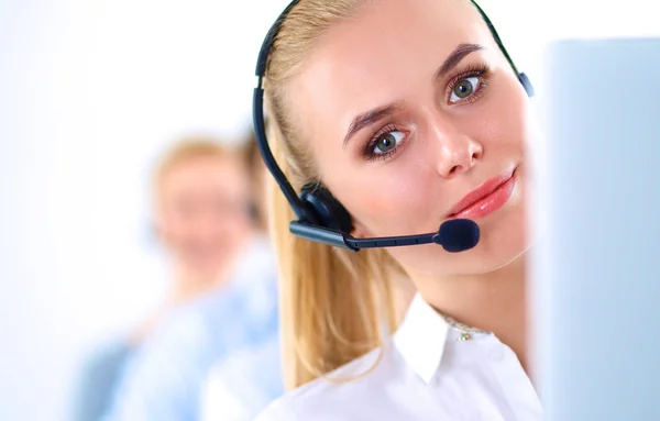 Atractivos jóvenes empresarios y colegas positivos en una oficina de call center — Foto de Stock