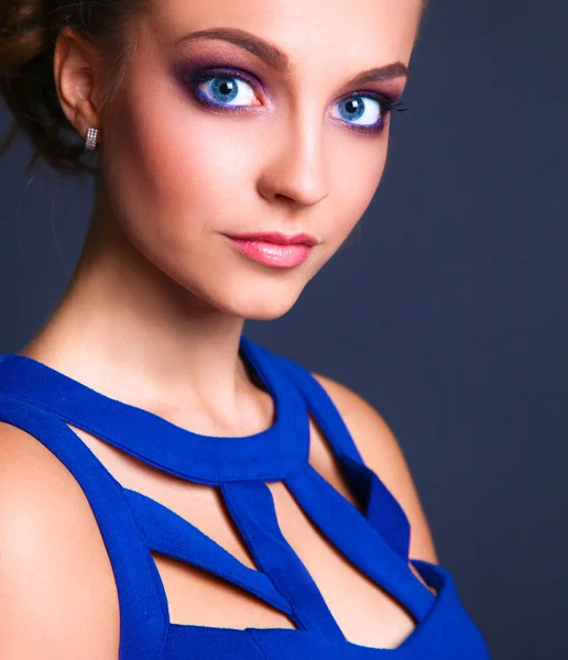 Captura de estudio de una hermosa mujer joven con maquillaje profesional — Foto de Stock