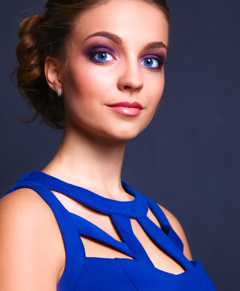 Studio skott av en vacker ung kvinna som bär professionell makeup — Stockfoto