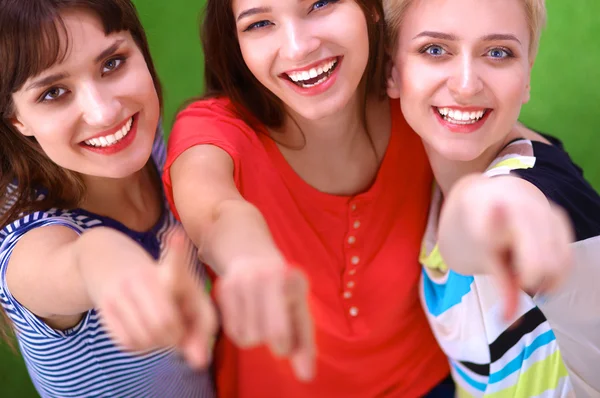 Retrato de tres mujeres jóvenes, de pie juntas y señalándote — Foto de Stock