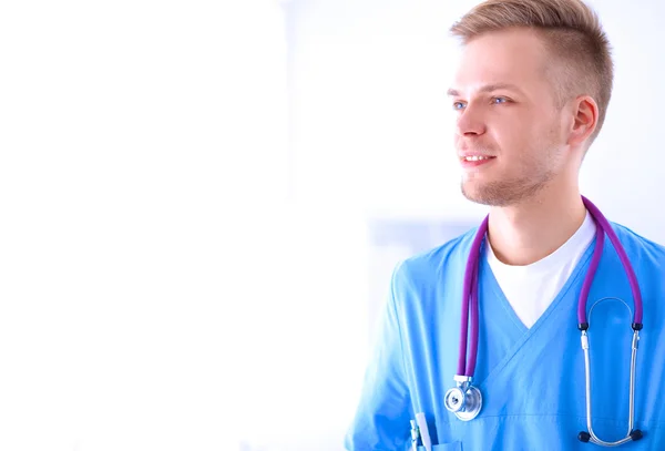 Médico con estetoscopio de pie, brazos cruzados, aislado sobre fondo blanco — Foto de Stock