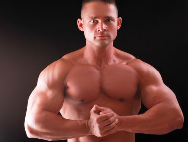 sağlıklı, kaslı, genç adam. siyah arka plan üzerine izole