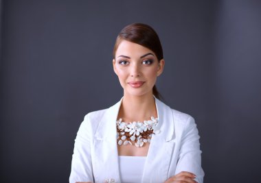 Boncuklar, gri arka plan üzerinde duran genç kadın portresi