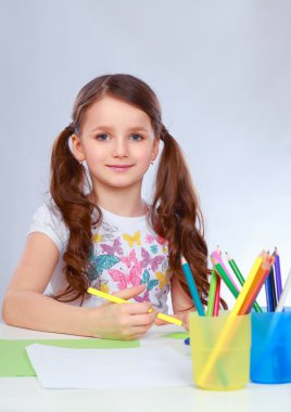 Küçük kız beyaz arka plan üzerinde izole bir resim, boyama