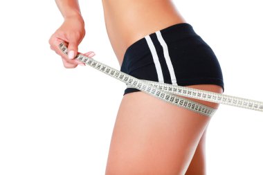 Elinde mezura olan genç bir kadın.