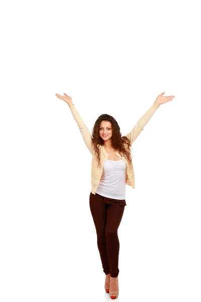 Mujer sonriente con las manos arriba, aislada sobre fondo blanco — Foto de Stock