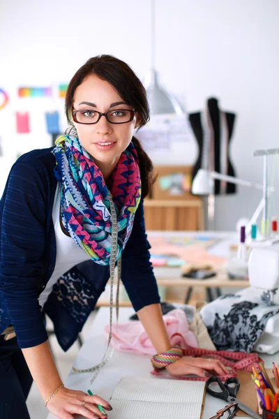 Vacker modedesigner stående i studio — Stockfoto