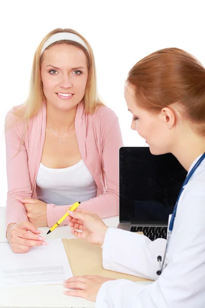 Doctor explaining diagnosis to her female patient — Stock Photo, Image