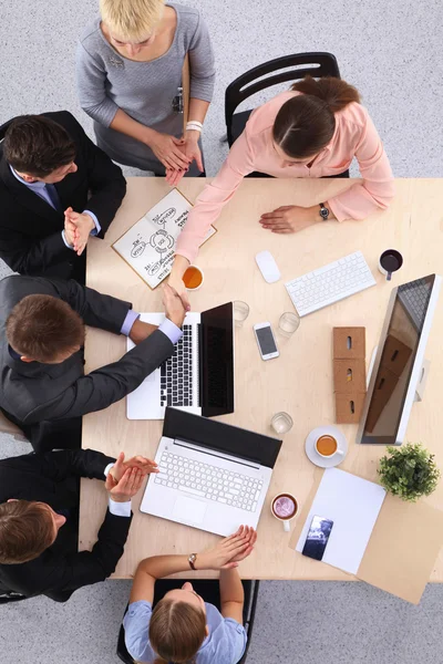 Gente de negocios sentada y discutiendo en la reunión de negocios, en la oficina — Foto de Stock