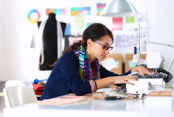 若いです女性縫製ながら座って彼女の職場 — ストック写真