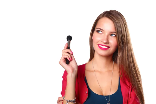 Mladá krásná žena drží v ruce štětec na makeup — Stock fotografie