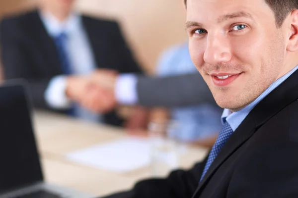 Geschäftsleute sitzen und diskutieren bei Geschäftstreffen, im Büro — Stockfoto