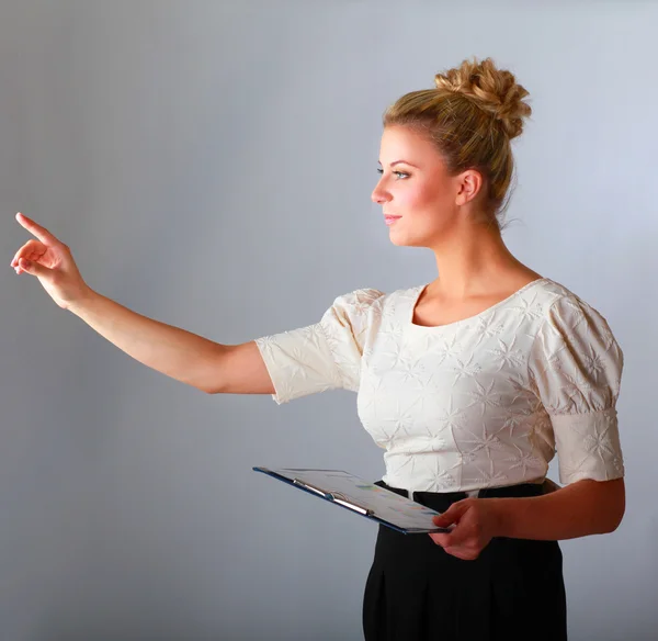Lächelnde Geschäftsfrau zeigt nach oben, isoliert auf weißem Hintergrund — Stockfoto